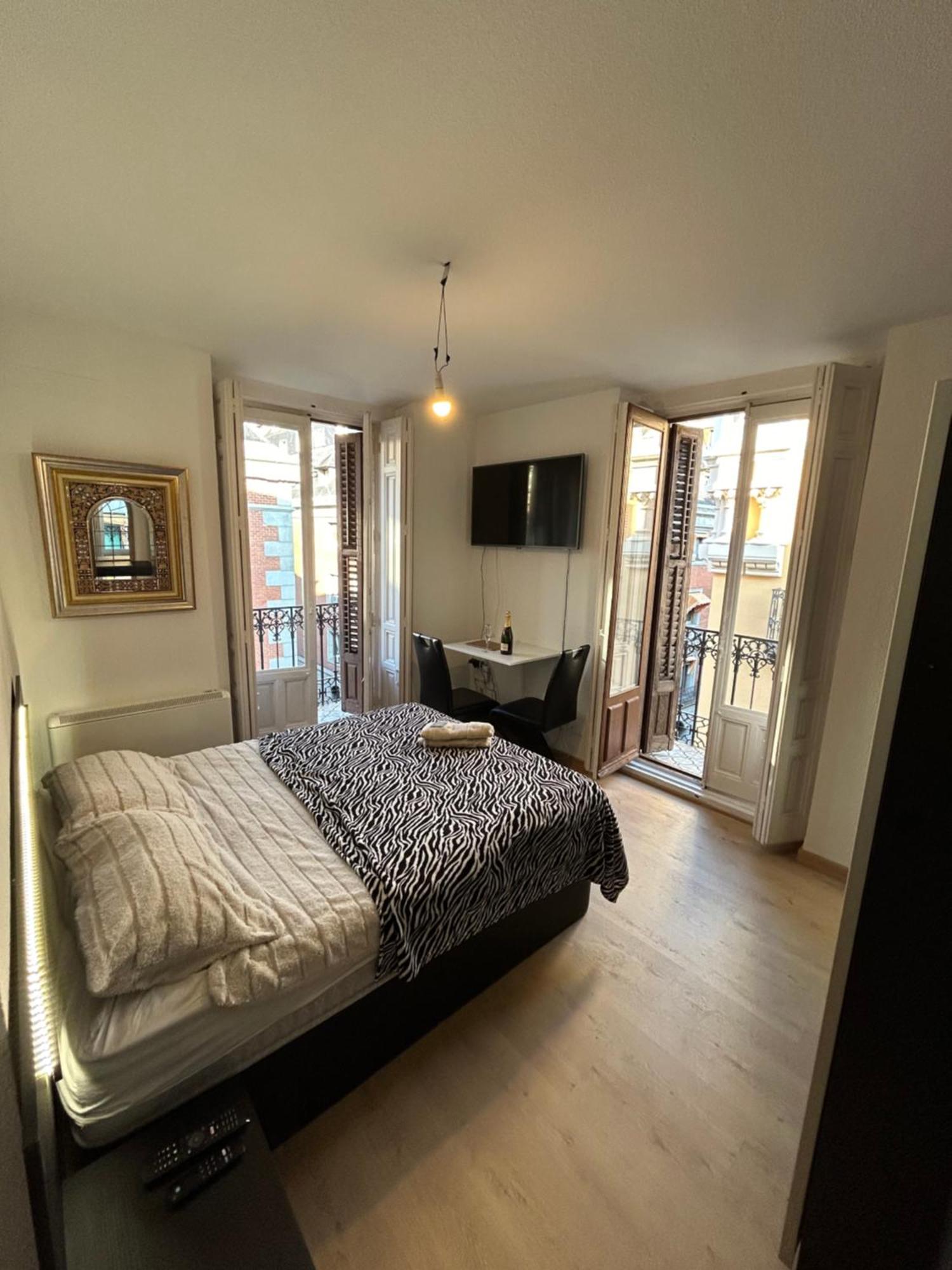 Room In Plaza Mayor Madrid Eksteriør billede